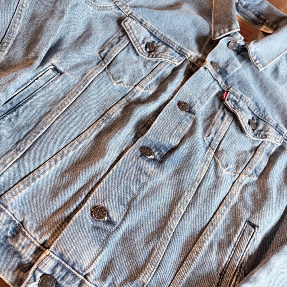 Levis Trucker Jacket Light Wash Denim Button Front Jean Jacket Womens Small NEW - Picture 4 of 10